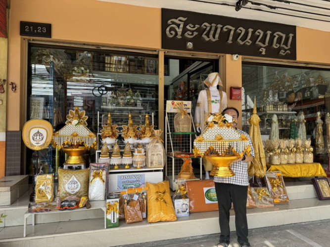 ครอบไตรเตี้ย ครอบไตรสีทอง ครอบไตรรุ่นถูก  ร้อยดอกรัก มีหลายสี  ครอบไตรกฐิน 3