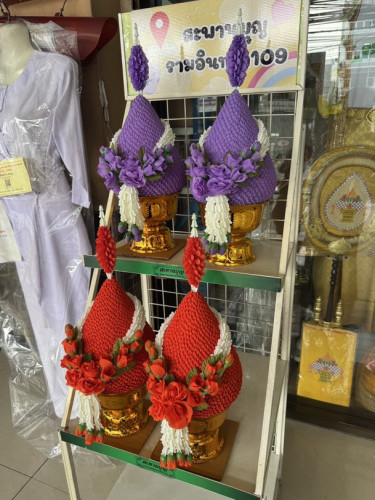 พานพุ่มข้าวบิณฑ์คล้องมาลัยดอกรัก ช่อกุหลาบ 3