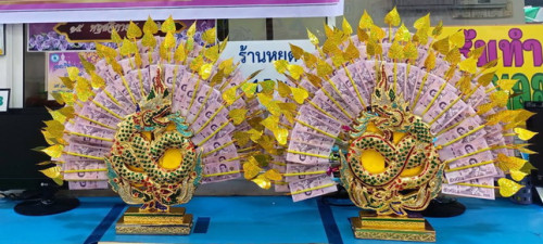 งานไม้แกะสลัก  :  พญานาคพ่นน้ำ พญานาคกฐิน   ( เป็นขาตั้งตาลปัตร และที่เสียบเงินกฐินได้ ) 2