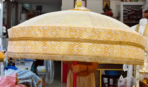สัปทนผ้าเพชรลายออกใหม่ เพชรขาววางทับผ้าสีพื้น  ยอดลงยา 2