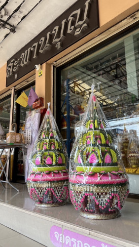 บายศรีใหญ่ บายศรีโตกไม้ ใหญ่พิเศษ บายศรี 3 ชั้น โตกไม้ สูง 1.20 เมตร โตก 20 นิ้ว สั่งได้ทุกสี