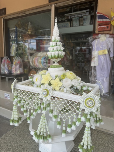 ครอบไตรหัวแหลมงานดอกพุ่ม  งานละเอียดพรีเมี่ยมไฮโซชาววัง  ครอบไตรพรีเมี่ยมดอกข่า ครอบไตรชาววัง 3