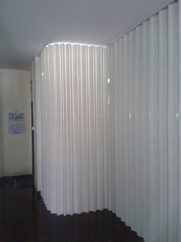 ฉากกั้นห้อง PVC แบบทึบ รุ่น UV  ใบกว้าง 8.5 ซม. (ทำความสูงได้ถึง 3.60 เมตร)