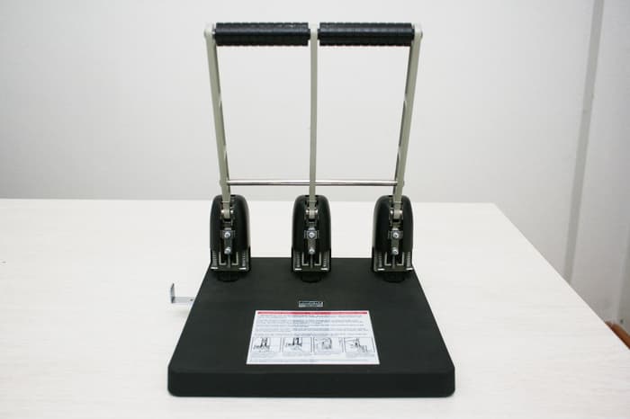 เครื่องเจาะกระดาษ 3 รู รุ่น 9530 (เจาะ 3 รู) 2