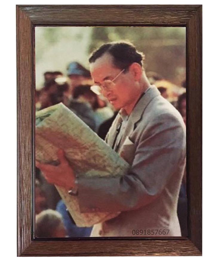 กรอบรูปสีไม้โอ้ค พร้อมพระบรมฉายาลักษณ์ ร9 ขนาดภาพ 16x20 นิ้ว