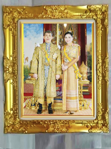 กรอบรูปหลุยส์ ทองวาว หรูหรา ภาพรัชกาลที่ 10 คู่ พระราชินี ในกรอบ 15x20 นิ้ว(นอกกรอบ21x26นิ้ว