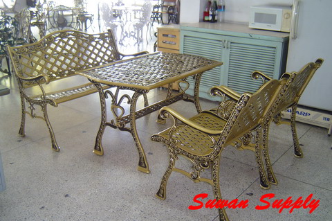 ชุดสนามอัลลอย ลายชบา 4 ที่ (สีทองลงดำ)
