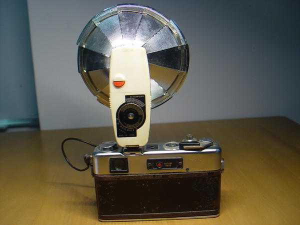 กล้องฟิล์มโบราณ ยี่ห้อ YASHICA electro 35 พร้อมโคมแฟลชแบบร่มของญี่ปุ่น 2