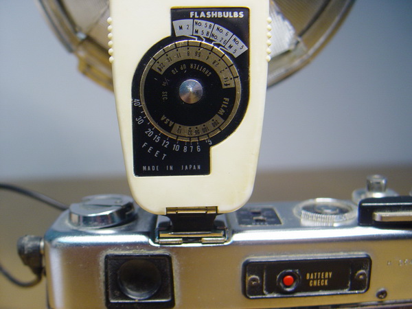 กล้องฟิล์มโบราณ ยี่ห้อ YASHICA electro 35 พร้อมโคมแฟลชแบบร่มของญี่ปุ่น 3