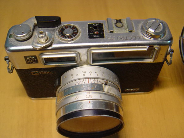 กล้องฟิล์มโบราณ ยี่ห้อ YASHICA electro 35 พร้อมโคมแฟลชแบบร่มของญี่ปุ่น 5
