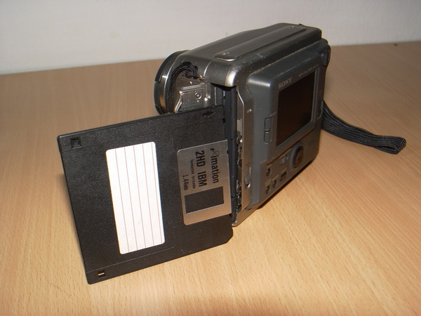 กล้อง SONY Digital Mavica MVC-FD7 ใช้แผ่น Diskette 3.5นิ้วใช้งานได้ปกติ พร้อมอุปกรณ์ครบ 3
