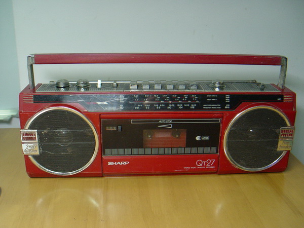 วิทยุ-เทป Sharp QT27 แบบหูหิ้วสีแดง ใช้งานได้ปกติทุกระบบ