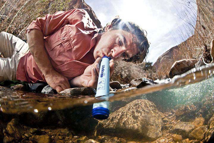 เครื่องกรองน้ำพกพา LifeStraw (กรองน้ำได้ถึง 99.99 เปอร์เซ็น)