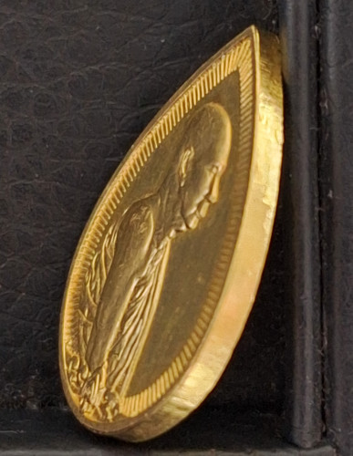 เหรียญสมเด็จพระสังฆราชหยดน้ำ ทองคำพิมพ์เล็ก ปี2533 สภาพสวยพร้อมกล่องเดิมๆ พิมพ์นิยมครับ 2