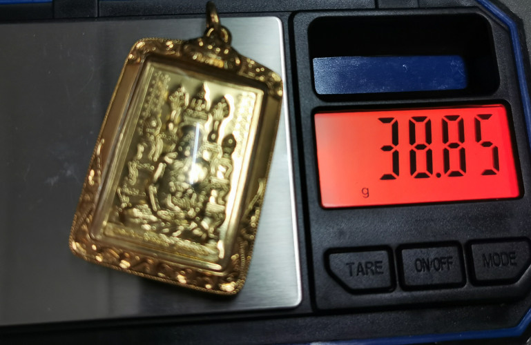 หลวงพ่อจรัญรุ่นกรรมฐาน๕๔(โต๊ะหมู่)วัดอัมพวันจ.สิงห์บุรี เนื้อทองคำ รวมกรอบหนัก 38.85กรัม จัดสร้างเพี 3