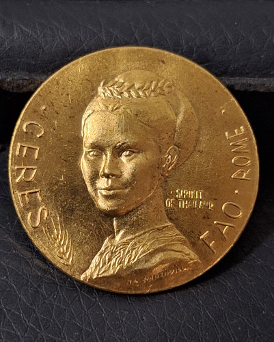 เหรียญที่ระลึกราชินี FAO เซเรส (Ceres) เนื้อทองคำหนัก 13 กรัม ผลิตประเทศอิตาลี สภาพสวยเดิมๆ หายากมาก