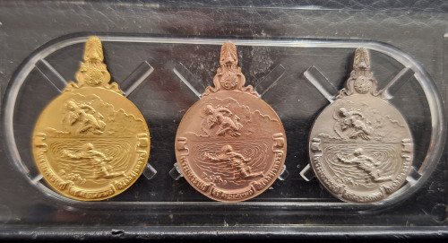 เหรียญพระมหาชนกชุดทองคำเล็ก (ทองคำ นาค เงิน) ปี2542 นิยม สภาพเดิมๆพร้อมกล่อง น่าเก็บมากครับ 1