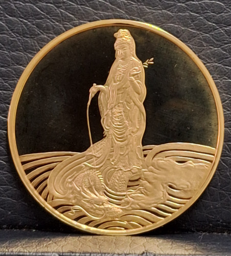 เหรียญพระโพธิสัตว์กวนอิม รุ่น 80พรรษาสมเด็จญาณ ปี2536 เนื้อทองคำขัดเงา สภาพสวยมาก พิธีใหญ่ พร้อมกล่อ