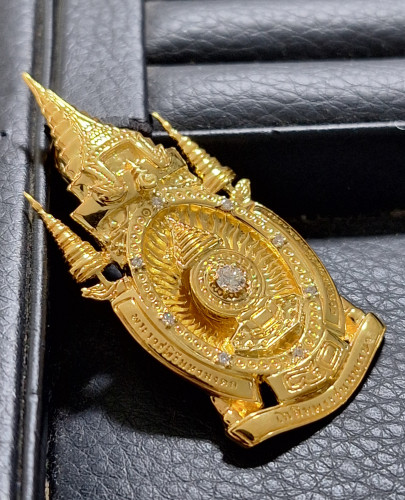 จี้ตราสัญญลักษณ์งานเฉลิมพระเกียรติ 80 พรรษา เนื้อทองคำ ประดับเพชร งานสวยมาก 2