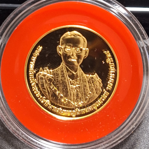เหรียญถวายพระเพลิงพระบรมศพรัชกาลที่9 ปี2560 เนื้อทองคำ ร้อยละ99 หนัก 20กรัม พร้อมกล่องและใบเซอร์