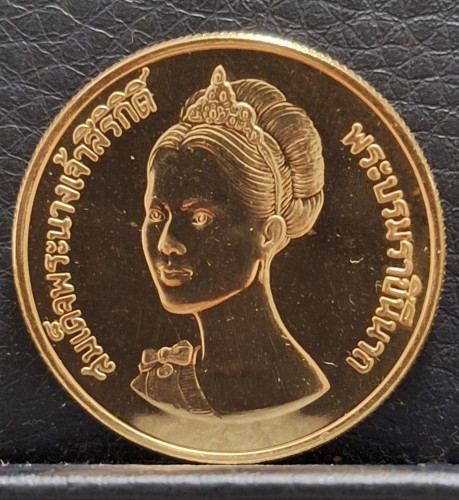 เหรียญที่ระลึก 50 พรรษาราชินี ทองคำธรรมด 15 กรัม ปี2525 สภาพสวยเดิมๆ เหรียญราชินีรุ่นนี้หายากมาก 2