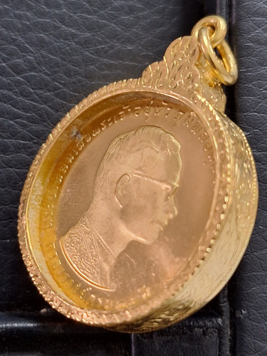 เหรียญที่ระลึกครองราชย์ 25 ปี พิมพ์ใหญ่ พร้อมกรอบทอง ปี2514 ราคาถูก น้ำหนักรวมกรอบ 24.64 กรัม 2