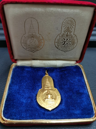 เหรียญพระพุทธมงคลนายก หลัง ภปร. ปี12 เนื้อทองคำ พิมพ์ใหญ่ พร้อมกล่องเดิม ท่านเจ้าคุณนรฯ อธิษฐานจิตปล 3