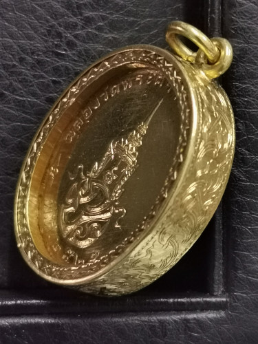 เหรียญพระแก้วมรกต ทรงเครื่องฤดูร้อน ภปร กรอบทองคำ ปี2525 ฉลองกรุงรัตนโกสินทร์ 200 ปี รุ่นแรก 3