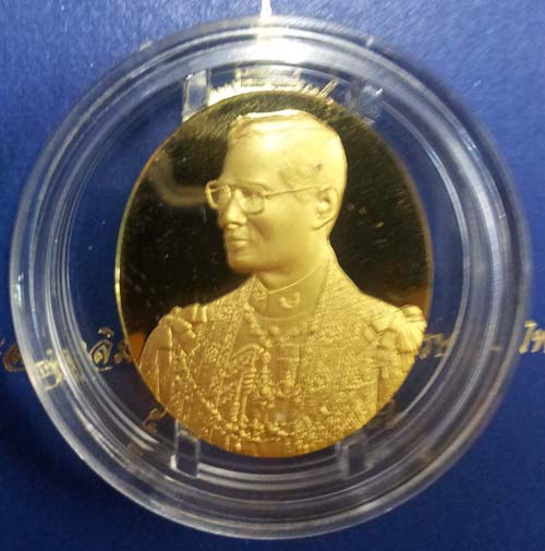 เหรียญที่ระลึก 72 พรรษา ภุมิพลมหาราช ฮาโลแกรมรุ่นแรก เหรียญใหญ่ 20.1 กรัม ทอง 9999 สภาพสวยพร้อมกล่อง 0