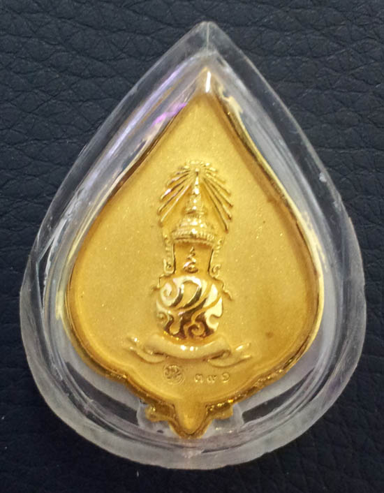 พระแก้วมรกต เหรียญทรงดอกบัว ภปร. ทองคำ ปี 2547 No. 391 ร.พ.ภูมิพล จัดสร้าง นน. 14.5 กรัม 1