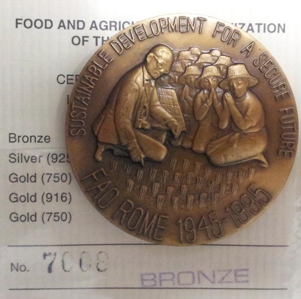 เหรียญในหลวง FAOอะกริคอลา เนื้อบรอนซ์ ขนาด 5 ซม. ปี2538 รุ่นแรก สภาพสวยพร้อมซองหนังและใบเซอร์