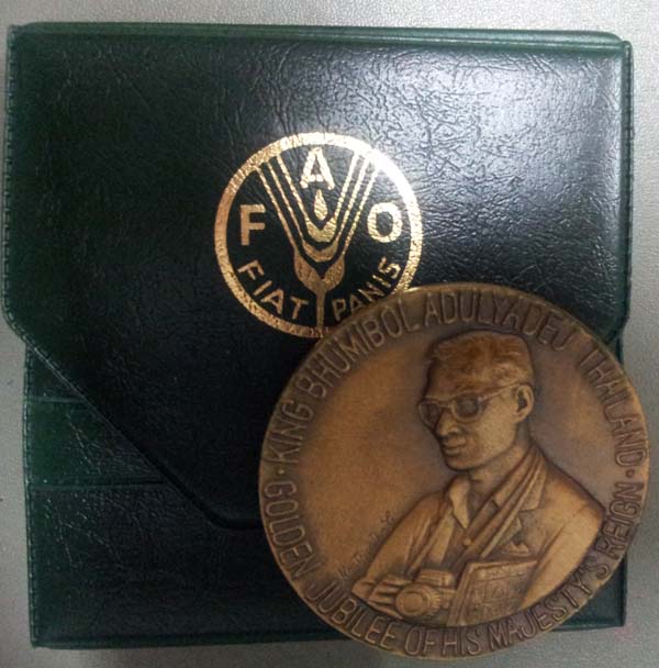เหรียญในหลวง FAOอะกริคอลา เนื้อบรอนซ์ ขนาด 5 ซม. ปี2538 รุ่นแรก สภาพสวยพร้อมซองหนังและใบเซอร์ 1