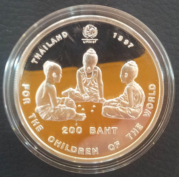 เหรียญเด็กเล่นหมากเก็บที่ระลึก 50ปีองค์การทุนเพื่อเด็กแห่งสหประชาชาติ เงินขัดเงา92.5 สภาพสวยพร้อมเซอ