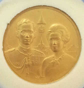 เหรียญที่ระลึกครบ 50 ปี ราชาภิเษกสมรส ทองคำพ่นทราย ปี 2543 สภาพสวยเดิมๆพร้อมกล่องและใบเซอร์