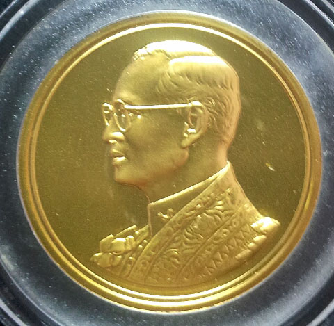 เหรียญที่ระลึก 60 ปีครองราชย์ ปี 2549 ทองคำพ่นทราย น.น. 20 กรัม หายากครับพร้อมกล่องและใบเซอร์