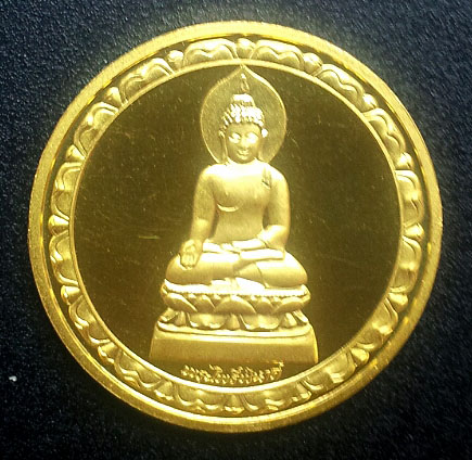 เหรียญพระไพรีพินาศ เนื้อทองคำขัดเงา ด้านหลังตราสัญญลักษณ์ 50 ปี ครองราชย์ วัดบวรนิเวศวิหาร ปี 2538