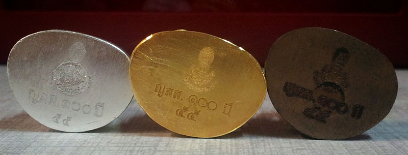 พระกริ่งไพรีพินาศ สมเด็จพระสังฆราช พระชันษา ๑๐๐ ปี ชุดเนื้อทองคำ เงิน นวะ สร้างปี2555No.55พร้อมกล่อง 2