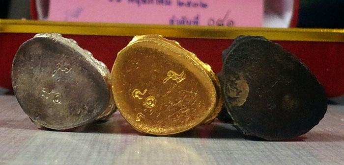 พระกริ่งศาสดา ภ.ป.ร.วัดบวรนิเวศ ปี2532 เนื้อทองคำ 39.8 g.เงิน นวะ สภาพสวยพร้อมกล่องเดิมๆ No.081 4