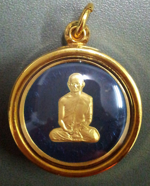 เหรียญทรงผนวชบลูโกลด์ เนื้อทองคำ รุ่นสมโภชพระเจดีย์ วัดบวรนิเวศวิหาร ปี 2551 เลี่ยมทองผ่าหวาย 0