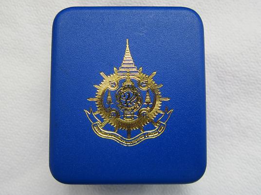 เหรียญอาร์มที่ระลึกมิ่งมหามงคล 6 รอบในหลวง ปี 2542 เนื้อเงินขัดเงา สภาพสวยพร้อมกล่อง 3