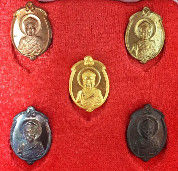 ชุดเหรียญหลวงปู่ไต้ฮงกง ทองคำ No.26 รุ่น ชัยลาภ มหามงคล 84 หลวงพ่อเกษม จ,ลำปาง ปี2538 สวยพร้อมกล่อง
