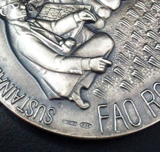 เหรียญอะกริคอลา FAO ปี 2538 เนื้อเงิน ขนาด 5 ซม. สภาพสวยมากพร้อมซองและใบเซอร์ ผลิตทีโรงกษาปณ์อิตาลี 2