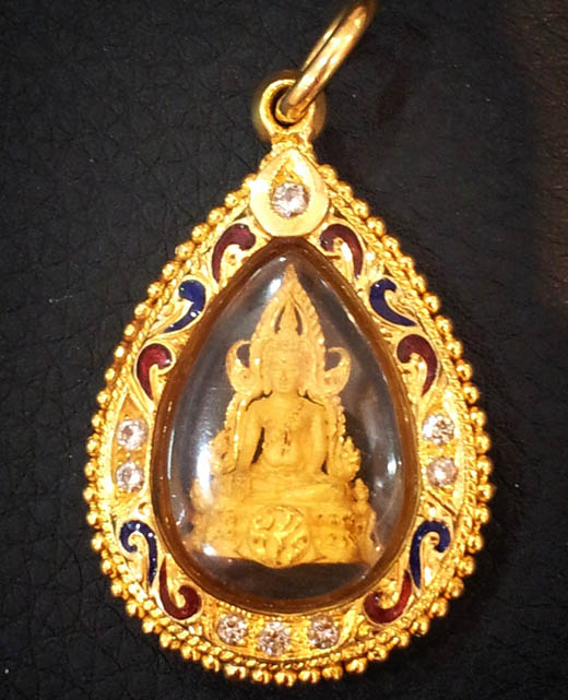 พระพุทธชินราช ลอยองค์หน้าตัก ¼ นิ้ว เนื้อทองคำเลี่ยมทองลงยาฝังเพชร เพราะแผ่นดินนี้คือแผ่นดินเกิด