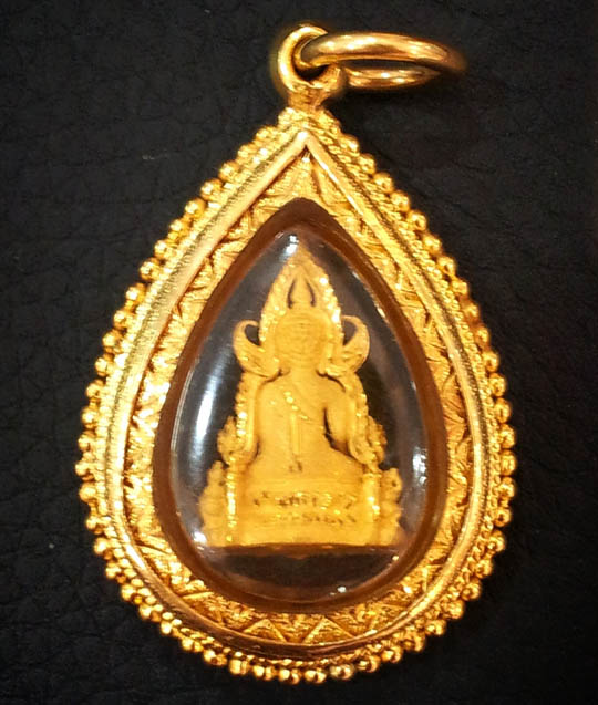 พระพุทธชินราช ลอยองค์หน้าตัก ¼ นิ้ว เนื้อทองคำเลี่ยมทองลงยาฝังเพชร เพราะแผ่นดินนี้คือแผ่นดินเกิด 1