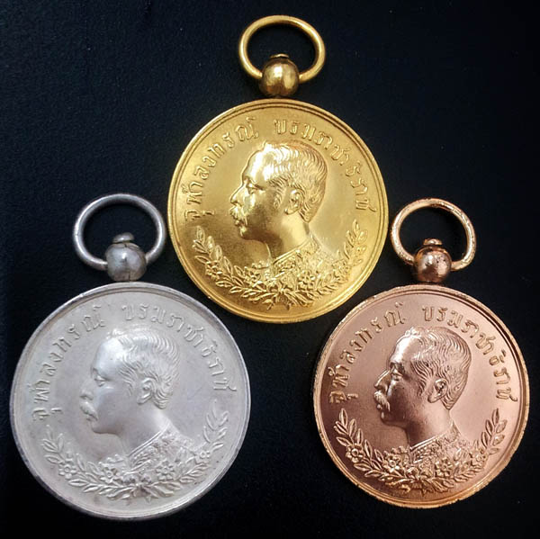 เหรียญพระรูป ร.5 ปราบฮ่อ ชุดใหญ่ทองคำ เงิน ทองแดง 80 ปี หลวงพ่อเกษม จ.ลำปาง ปี2534 สภาพสวยพร้อมกล่อง