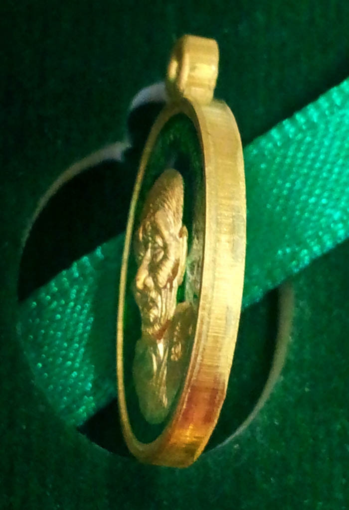 หลวงพ่อทวด เหรียญเม็ดแตง N0.1 รุ่นปาฏิหาริย์ เนื้อทองคำลงยาสีเขียว สร้าง 19 เหรียญ สำนักสงฆ์ต้นเลียบ 2