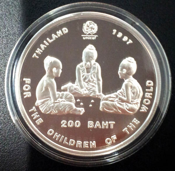 เหรียญเด็กเล่นหมากเก็บ ปี 2540 องค์การทุนเพื่อเด็กแห่งสหประชาชาติ เงินขัดเงา92.5 พร้อมเซอร์และกล่อง
