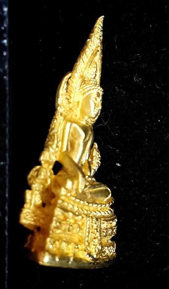 พระพุทธชินราช ภปร. รุ่นปฏิสังขรณ์ ปี2530 เนื้อทองคำ และเนื้อเงิน สภาพเดิมๆ สวยสุดๆ หายากมากครับ 2