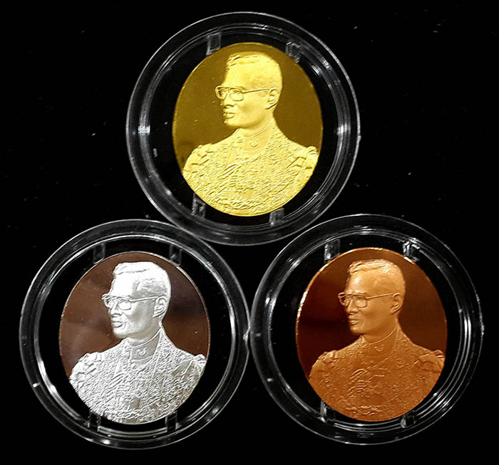 เหรียญ 72 พรรษา ปี2542 โฮโลแกรมรุ่นแรก ฮูกานินทร์ ทอง9999 20 กรัม เงิน ทองแดง สวยครบชุดพร้อมกล่อง 0