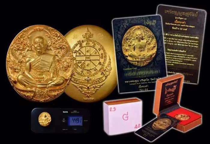 เหรียญพุทธศิลป์ หลวงพ่อคูณ รุ่นเจริญพร ๑๙ เนื้อทองคำ เหรียญงดงามมากพร้อมกล่องและใบเซอร์ สร้างน้อยมาก 2